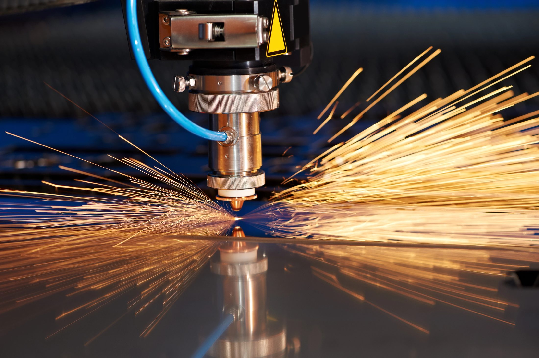 Laserschneidmaschine schneidet Metall, Funken fliegen